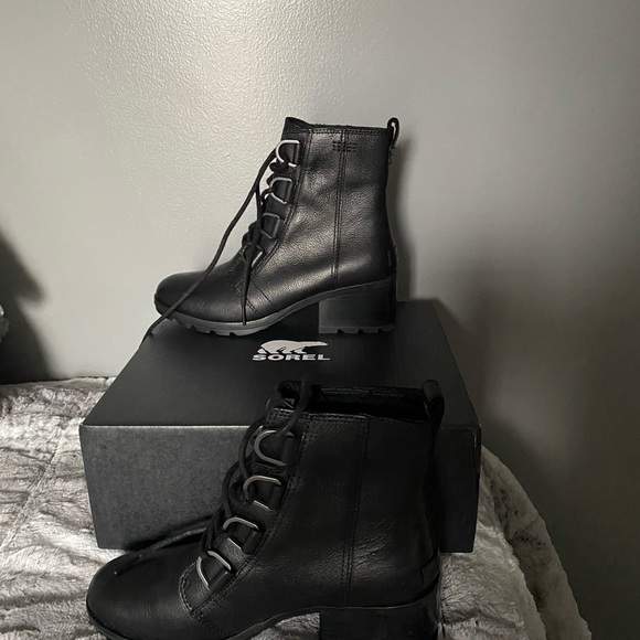 Black lace up boots size 9 excellent condition - Picture 2 of 4